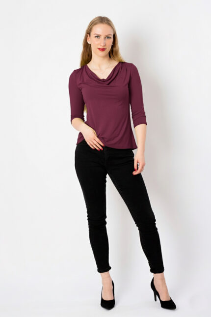 Shirt LIZ in der Farbe Plum in Kombination mit Hose