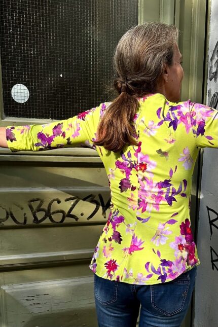 Fair Fashion Shirt LIZ mit Blütendruck auf grünem Grund