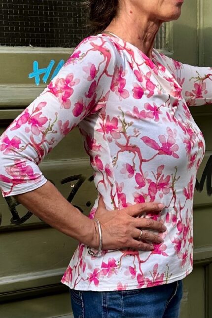 Fair Fashion, Wasserfall Shirt LIZ dreiviertellang mit rosefarbenen Blüten auf hellem Grund